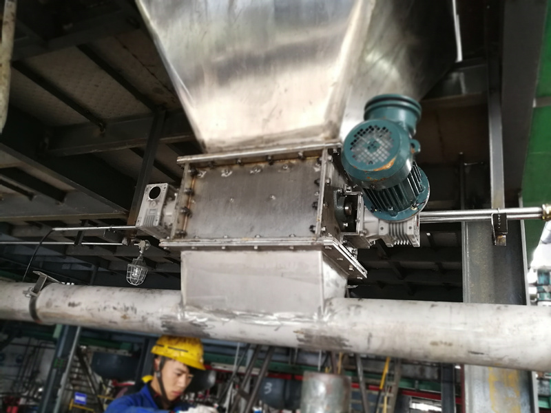 江蘇某化工企業-塊狀環醇破碎定量投加設備投入生產！！！